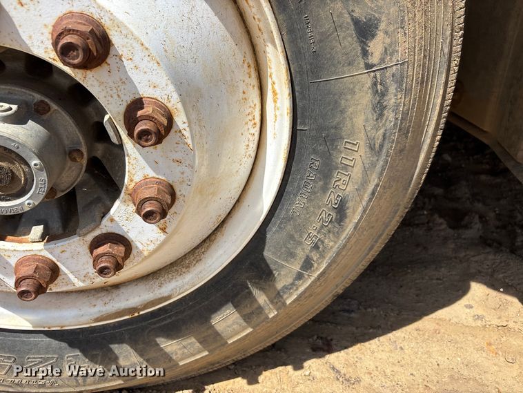 image for item DT0163 2005 Mack CXN613 semi truck