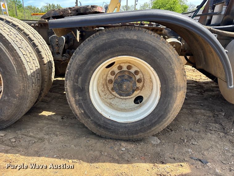 image for item DT0163 2005 Mack CXN613 semi truck