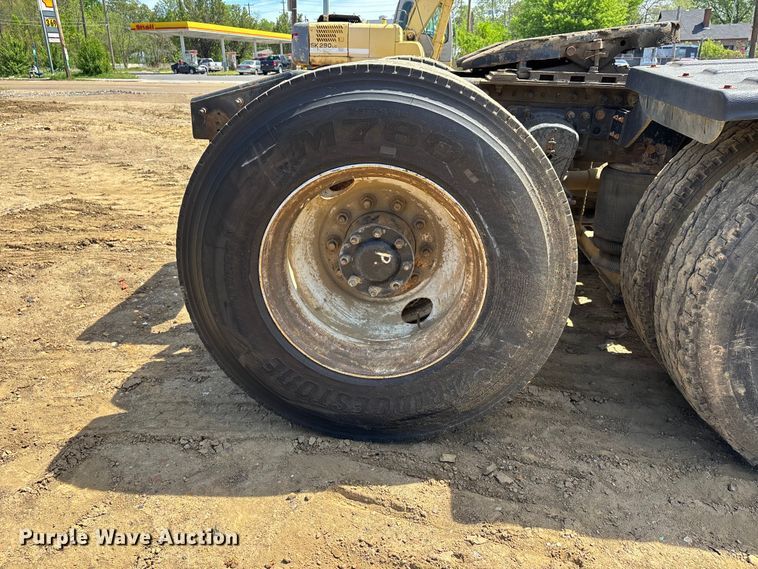 image for item DT0163 2005 Mack CXN613 semi truck