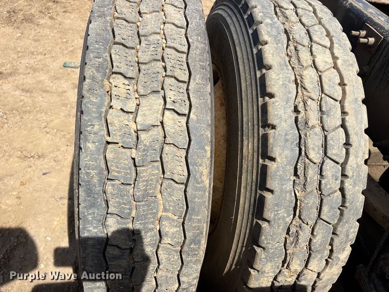 image for item DT0163 2005 Mack CXN613 semi truck