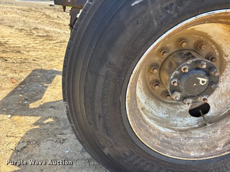 image for item DT0163 2005 Mack CXN613 semi truck