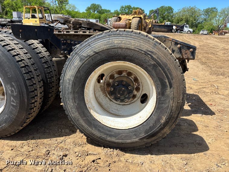 image for item DT0163 2005 Mack CXN613 semi truck