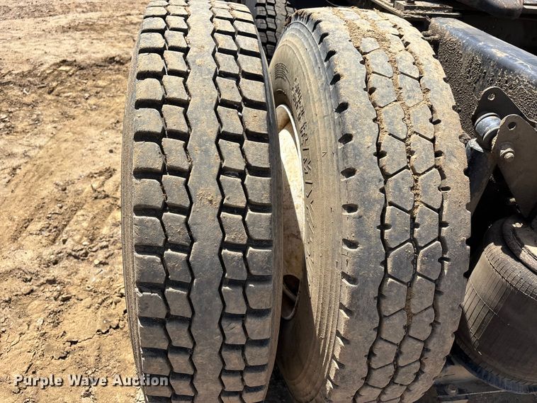 image for item DT0163 2005 Mack CXN613 semi truck