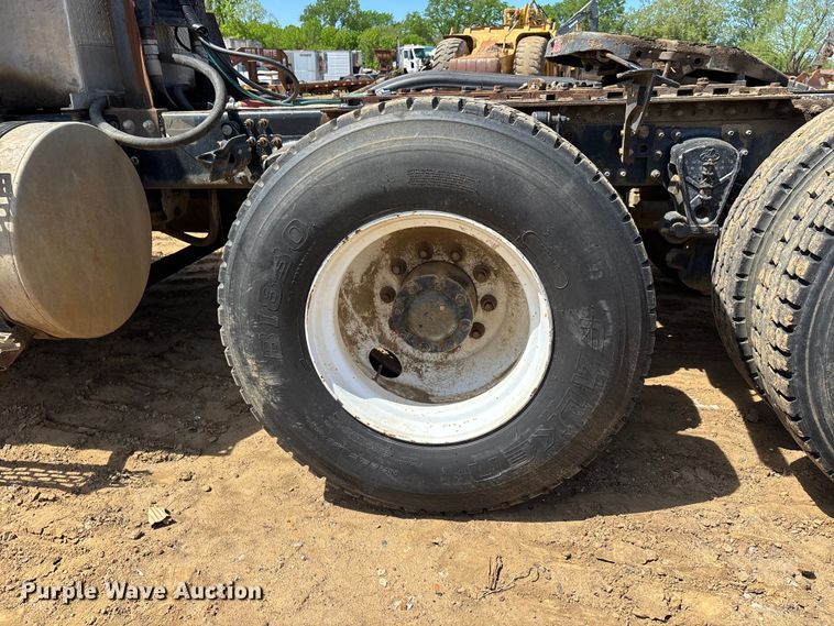 image for item DT0163 2005 Mack CXN613 semi truck