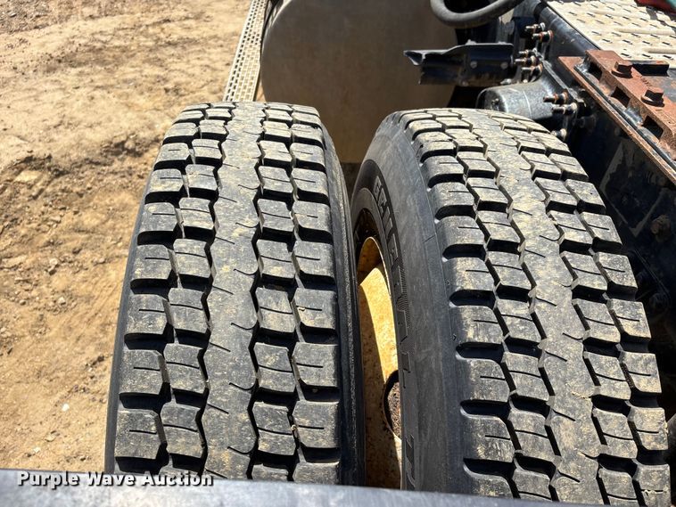 image for item DT0163 2005 Mack CXN613 semi truck