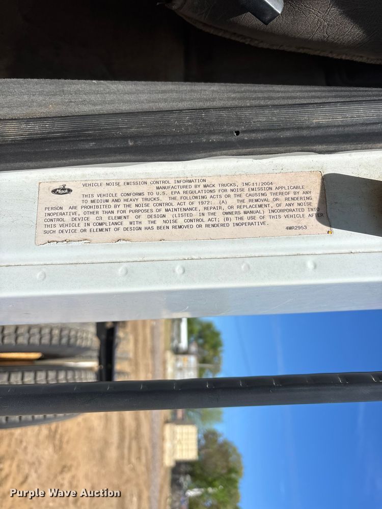 image for item DT0163 2005 Mack CXN613 semi truck