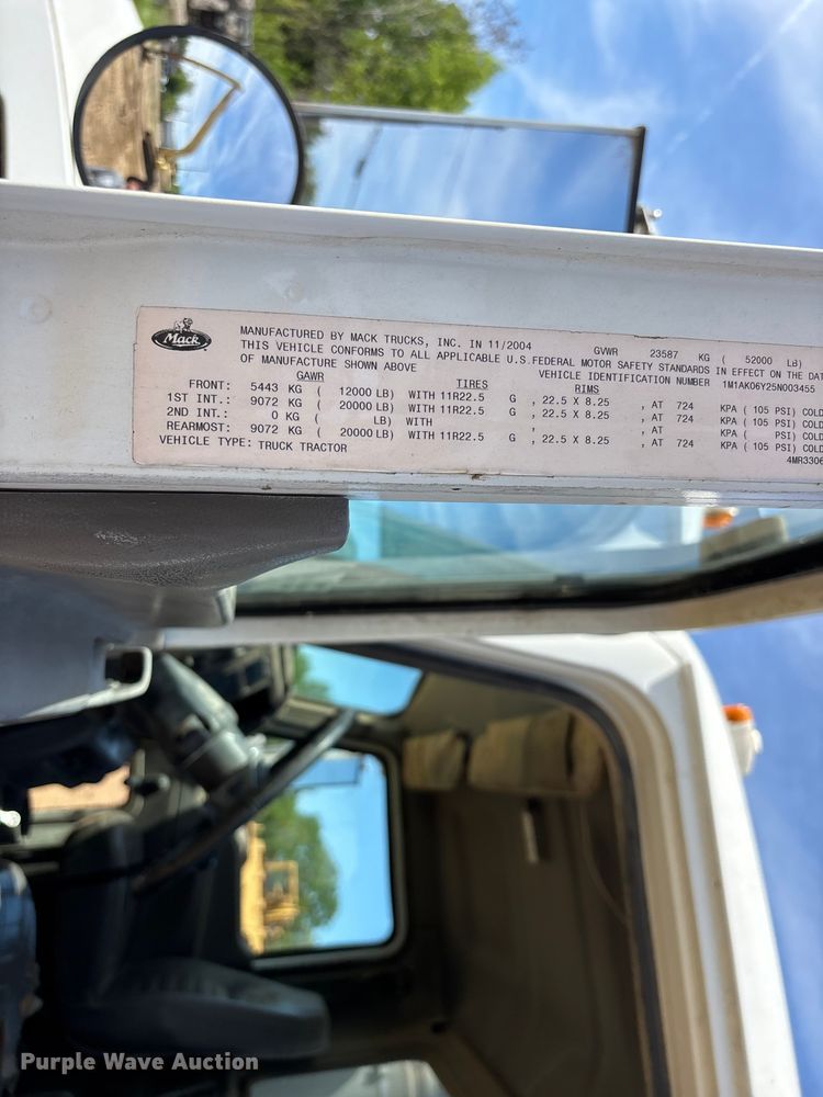 image for item DT0163 2005 Mack CXN613 semi truck