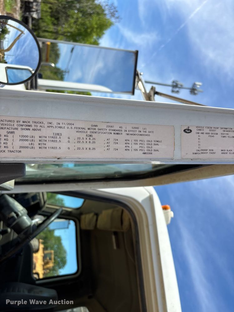 image for item DT0163 2005 Mack CXN613 semi truck