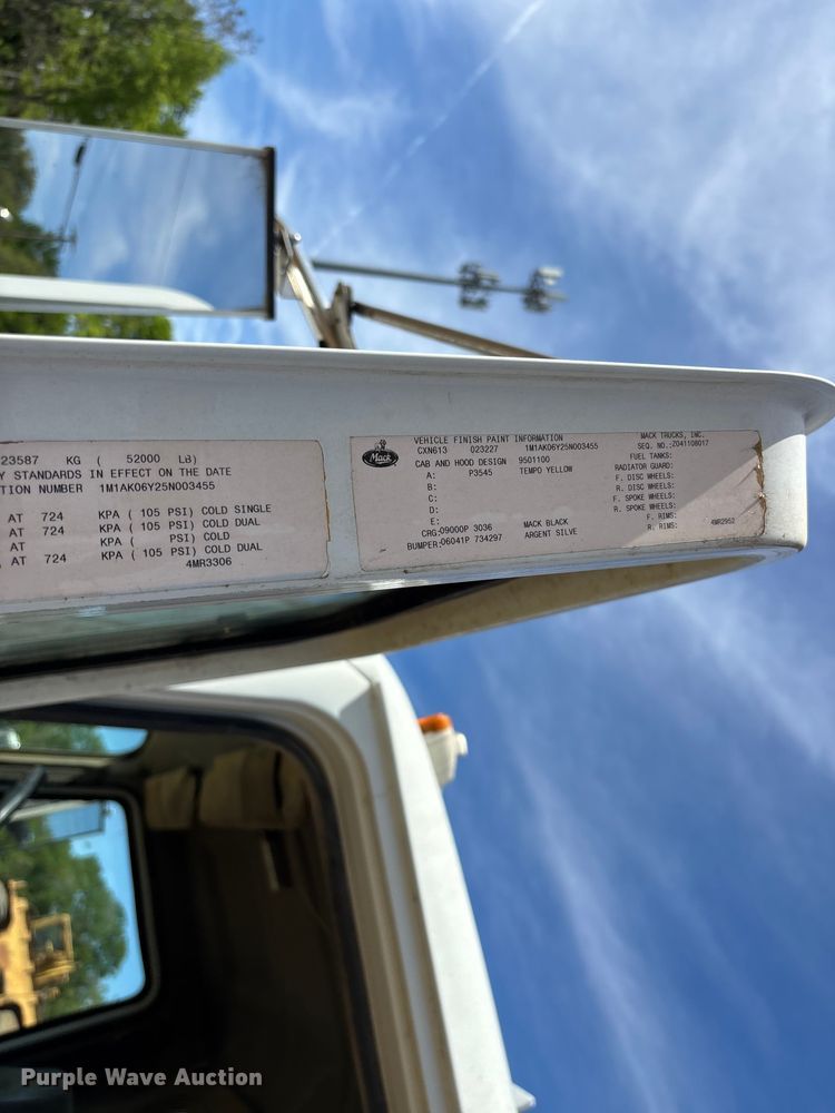 image for item DT0163 2005 Mack CXN613 semi truck