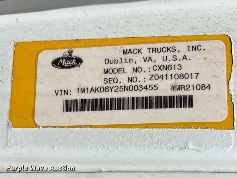 image for item DT0163 2005 Mack CXN613 semi truck