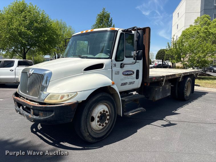 image for item DT2895 2005 International 4300 flatbed truck