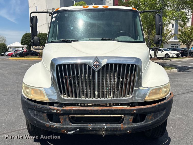 image for item DT2895 2005 International 4300 flatbed truck