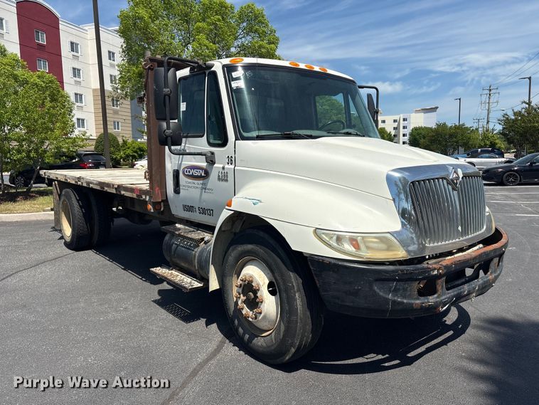 image for item DT2895 2005 International 4300 flatbed truck