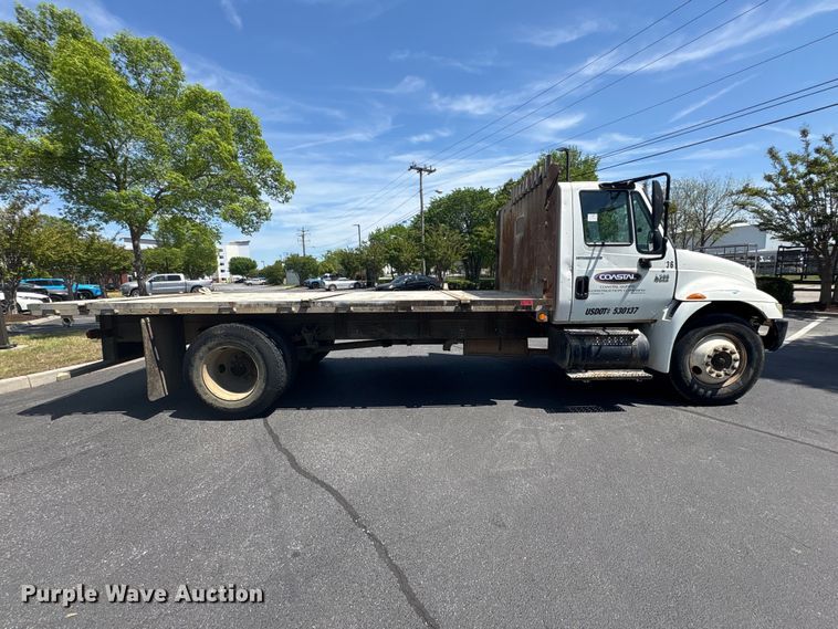 image for item DT2895 2005 International 4300 flatbed truck