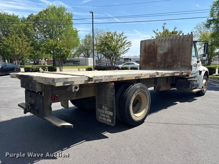 image for item DT2895 2005 International 4300 flatbed truck