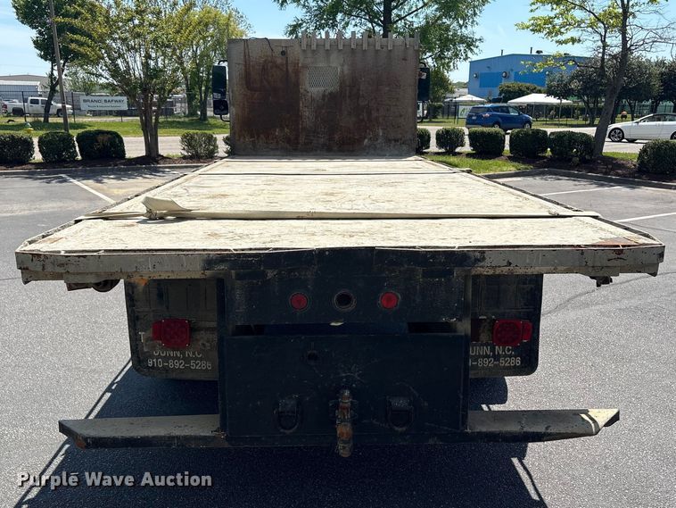 image for item DT2895 2005 International 4300 flatbed truck