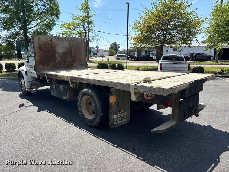 image for item DT2895 2005 International 4300 flatbed truck