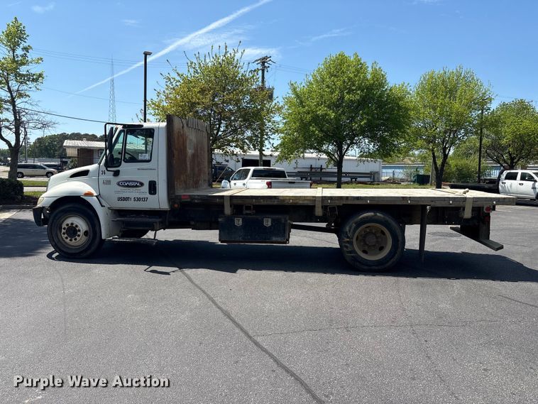 image for item DT2895 2005 International 4300 flatbed truck