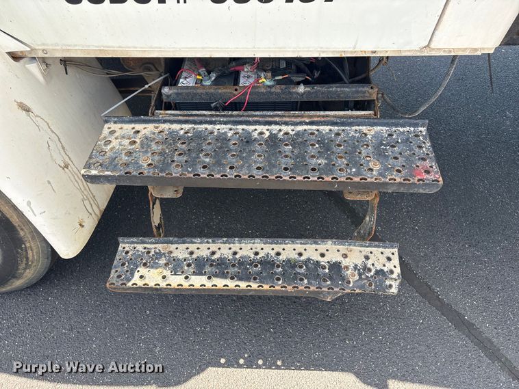 image for item DT2895 2005 International 4300 flatbed truck