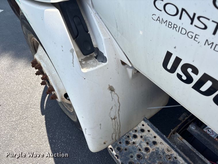 image for item DT2895 2005 International 4300 flatbed truck