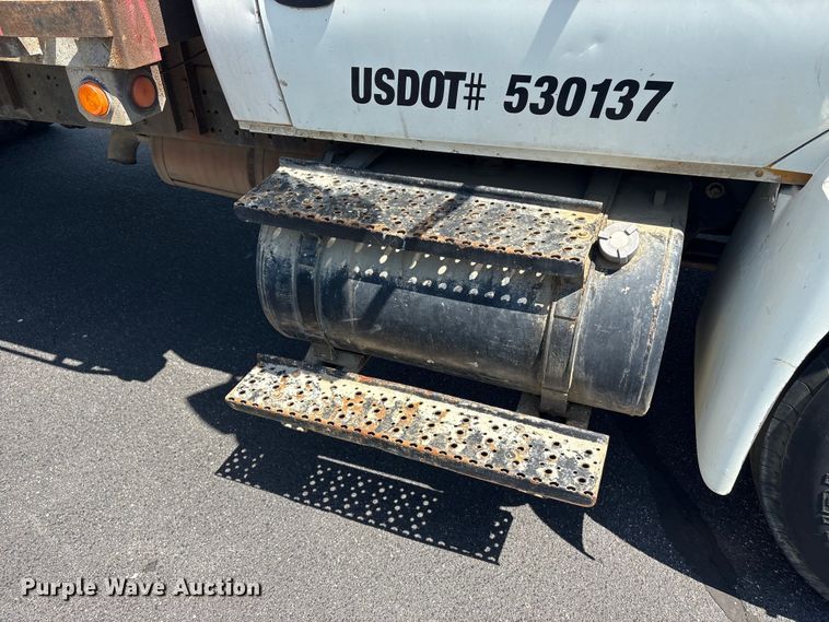 image for item DT2895 2005 International 4300 flatbed truck