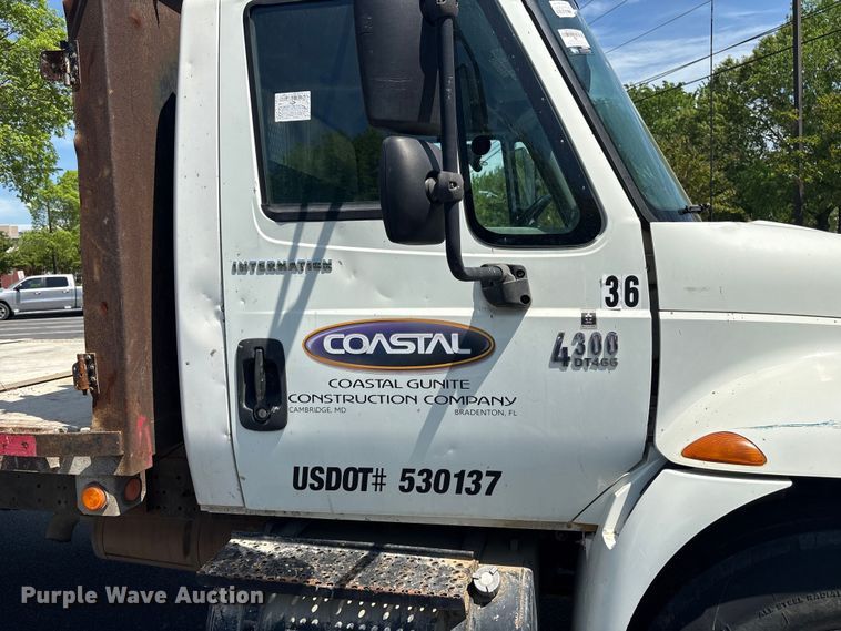 image for item DT2895 2005 International 4300 flatbed truck