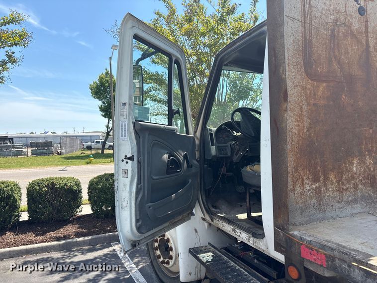 image for item DT2895 2005 International 4300 flatbed truck