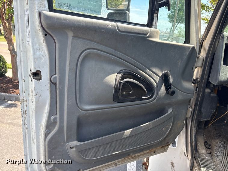 image for item DT2895 2005 International 4300 flatbed truck