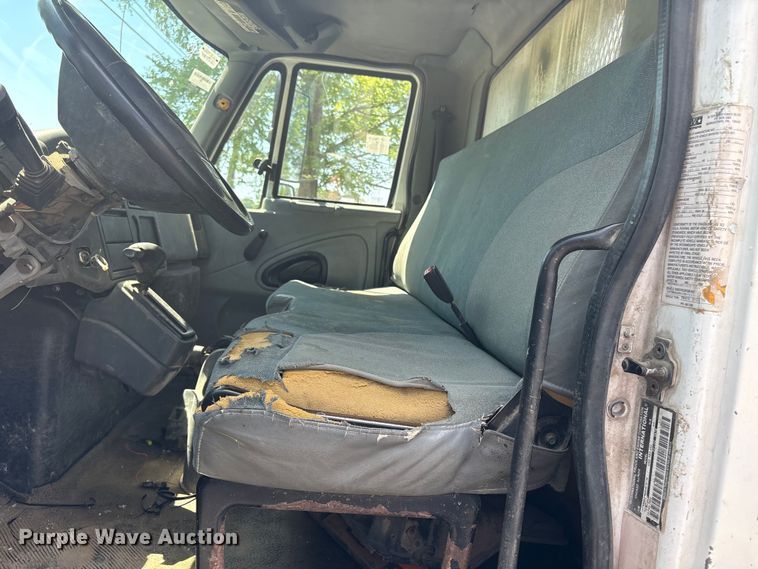 image for item DT2895 2005 International 4300 flatbed truck