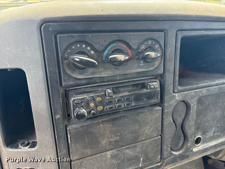 image for item DT2895 2005 International 4300 flatbed truck