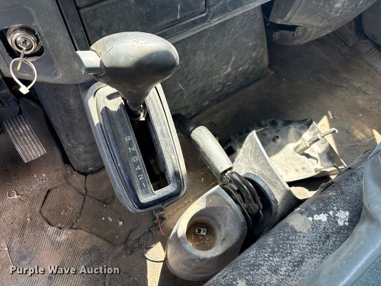 image for item DT2895 2005 International 4300 flatbed truck