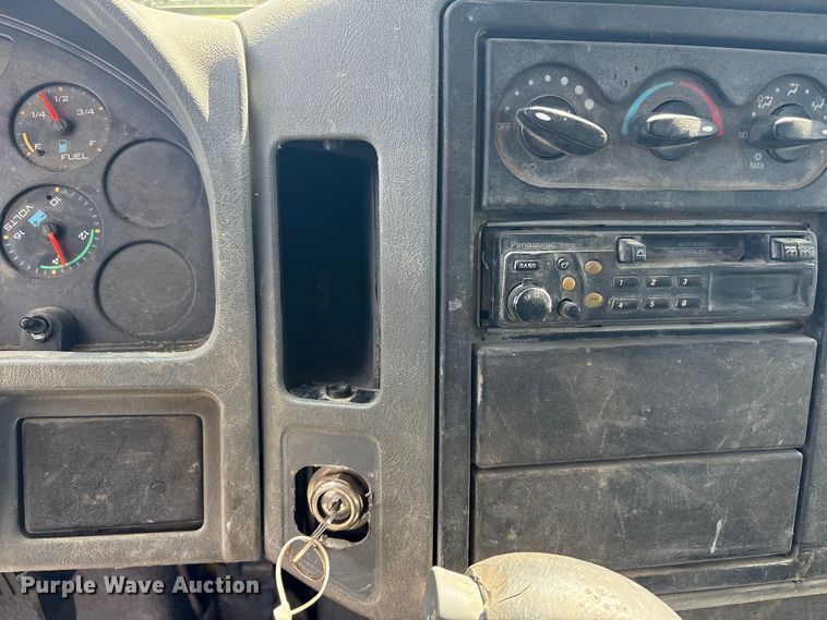 image for item DT2895 2005 International 4300 flatbed truck