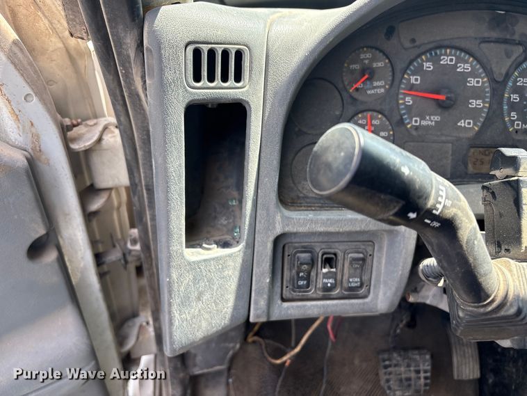 image for item DT2895 2005 International 4300 flatbed truck