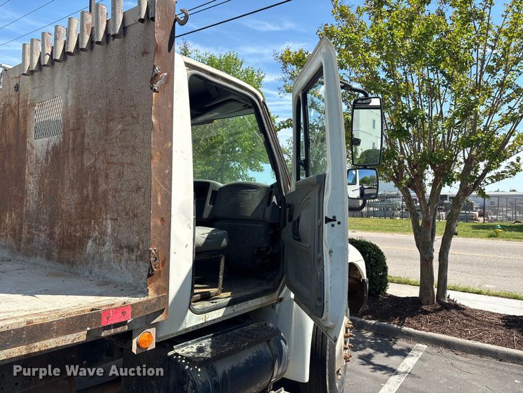 image for item DT2895 2005 International 4300 flatbed truck