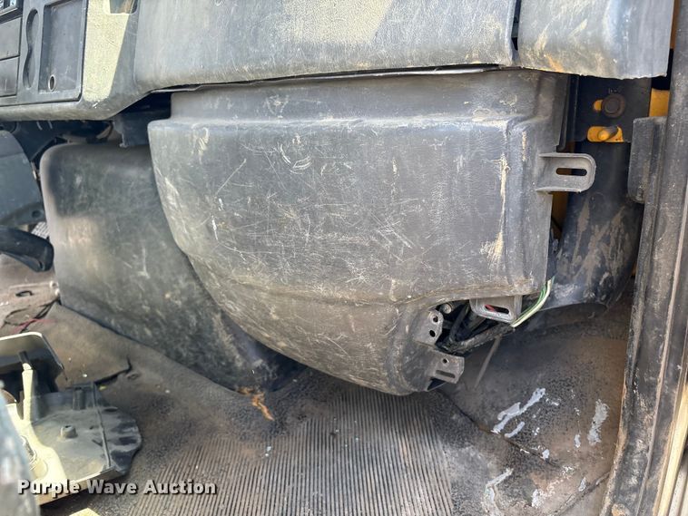 image for item DT2895 2005 International 4300 flatbed truck