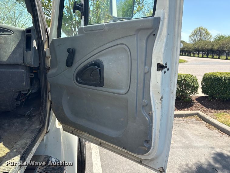 image for item DT2895 2005 International 4300 flatbed truck