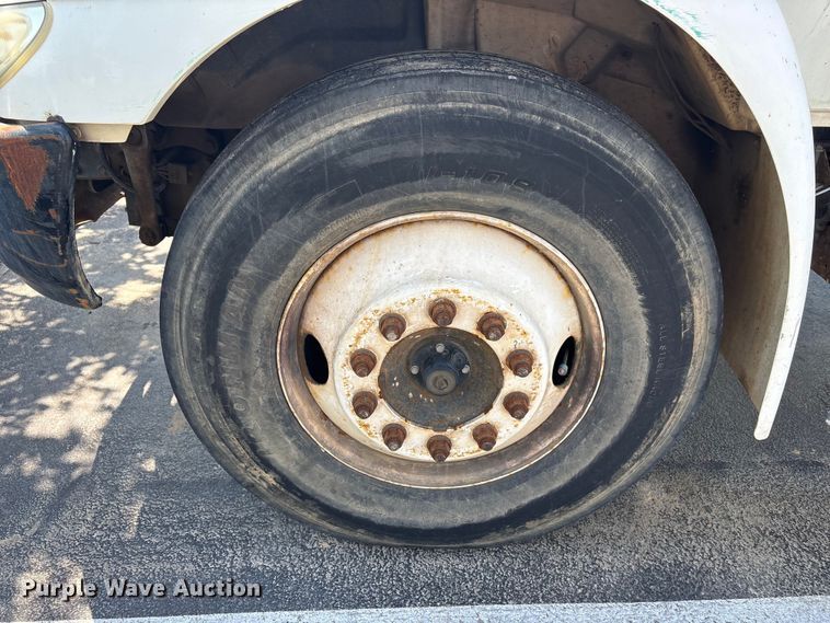 image for item DT2895 2005 International 4300 flatbed truck
