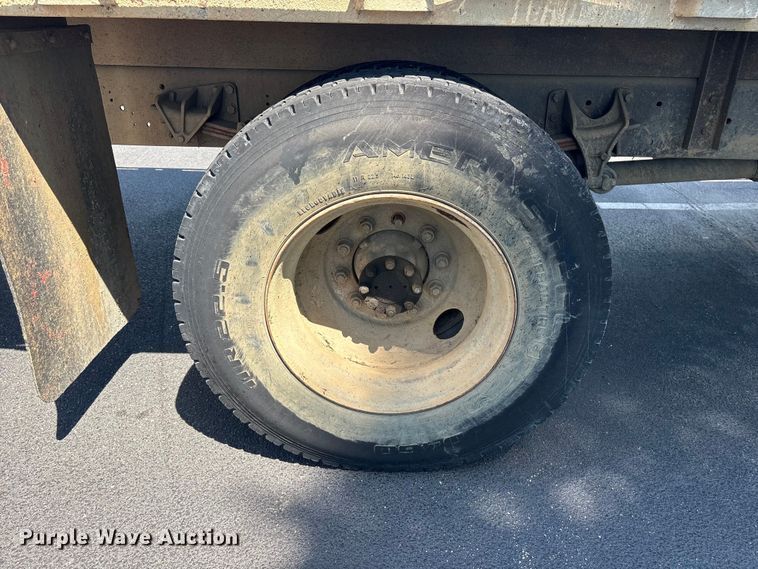 image for item DT2895 2005 International 4300 flatbed truck