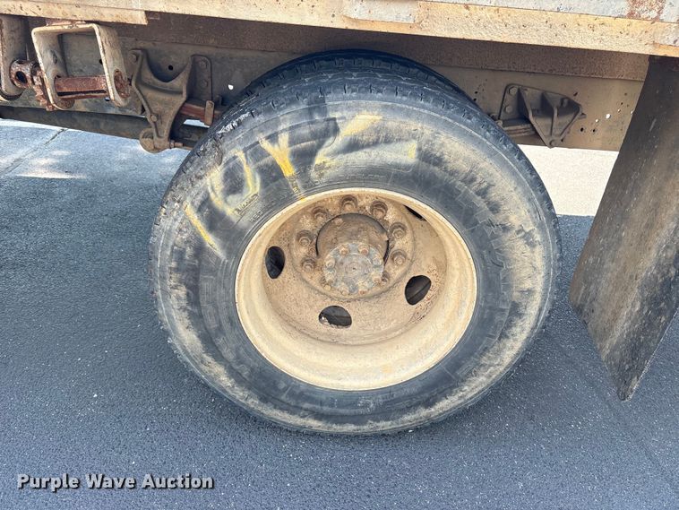 image for item DT2895 2005 International 4300 flatbed truck