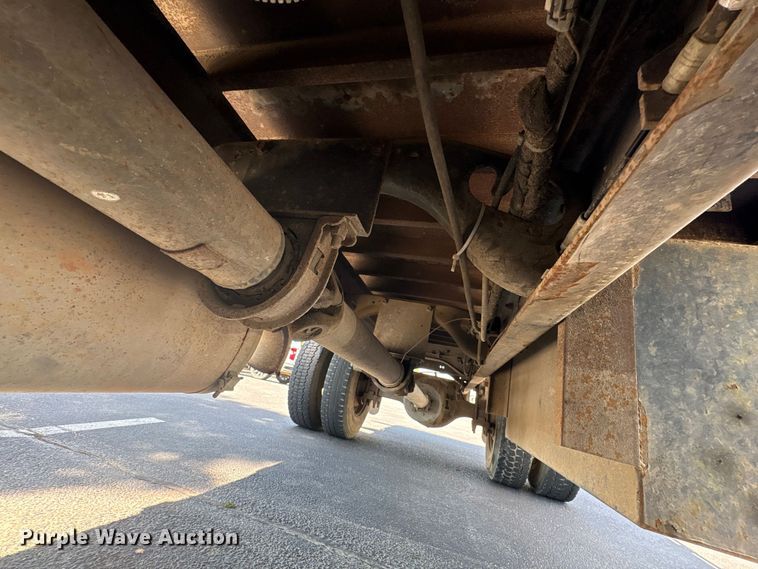image for item DT2895 2005 International 4300 flatbed truck