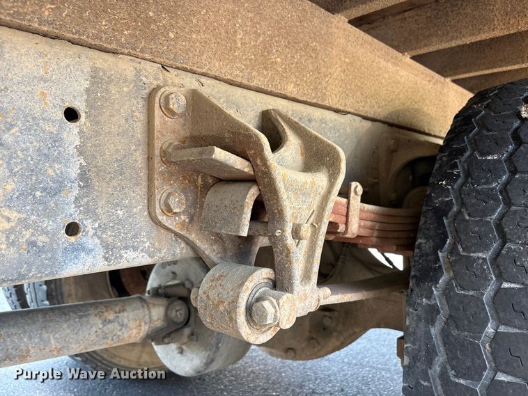 image for item DT2895 2005 International 4300 flatbed truck