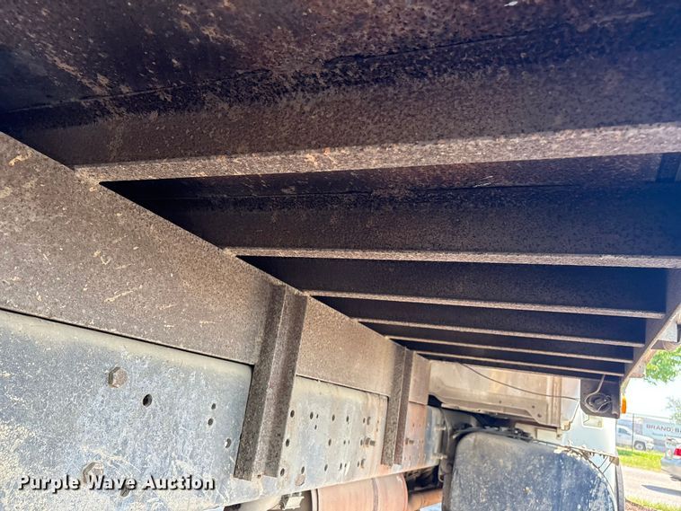 image for item DT2895 2005 International 4300 flatbed truck