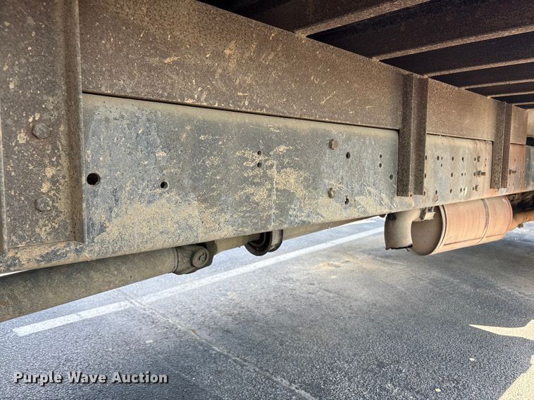 image for item DT2895 2005 International 4300 flatbed truck