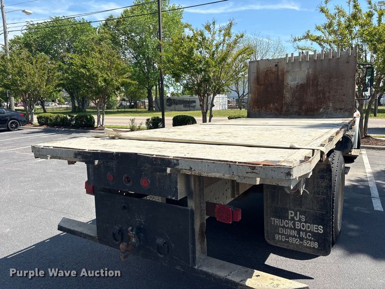 image for item DT2895 2005 International 4300 flatbed truck