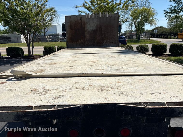 image for item DT2895 2005 International 4300 flatbed truck