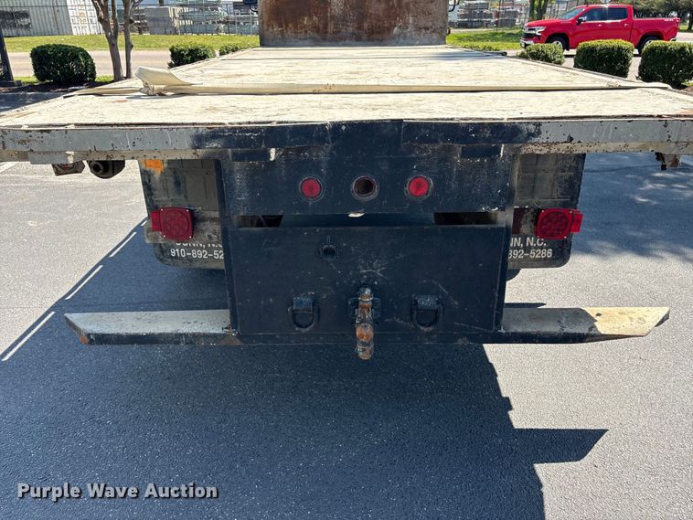 image for item DT2895 2005 International 4300 flatbed truck
