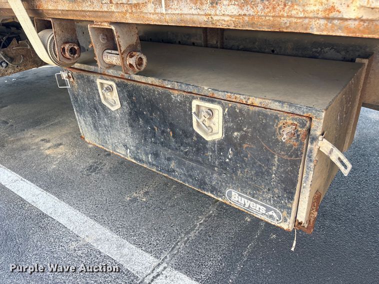 image for item DT2895 2005 International 4300 flatbed truck