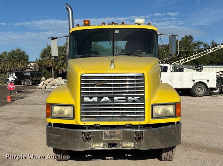 image for item DU0477 2000 Mack CH613 semi truck