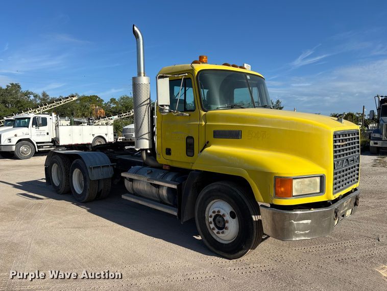 image for item DU0477 2000 Mack CH613 semi truck