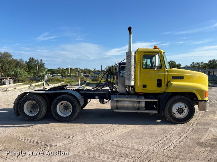 image for item DU0477 2000 Mack CH613 semi truck